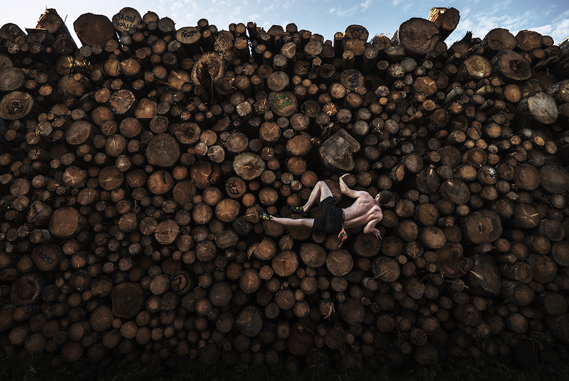 11_Adam Pretty_Getty Images.jpg - KOCHEL AM SEE, GERMANY - SEPTEMBER 15: Georg Filser-Mayerhofer of Germany climbs a log pile while doing some bouldering training in Kochel on September 15, 2020 in Kochel Am See, Germany. The rock climbing gyms and sports facilities in Munich have been closed due to the ongoing Covid 19 pandemic, so athletes have had to become creative in their training methods during this unprecedented time.